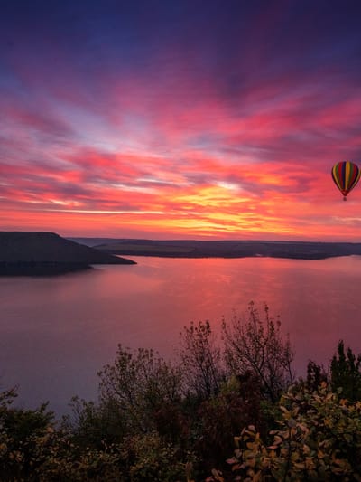 bakota-bay-at-purple-sunset-with-two-hot-air-ballooon